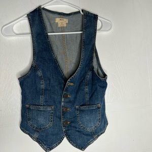 Size small denim vest 😩